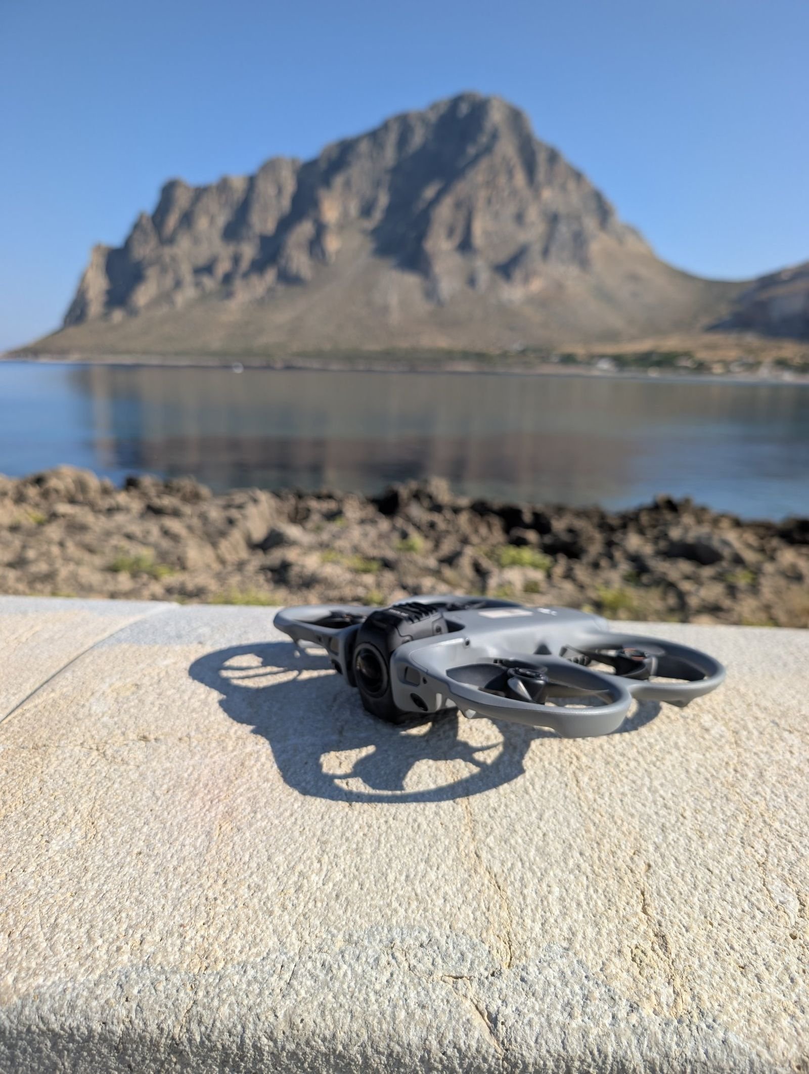 Il drone 360° appoggiato sul muretto, con Monte Cofano e il mare alle spalle